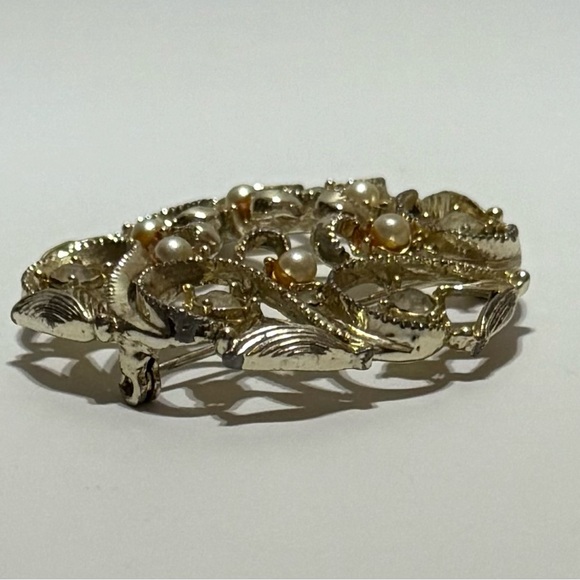 Vintage Gold Tone Faux Peal Brooch. - Picture 2 of 3